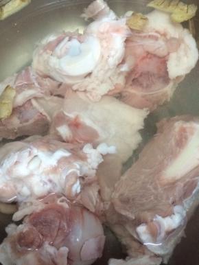 汤锅里加入适量的水，适量料酒和姜片，在把大骨放入焯水，去除血水