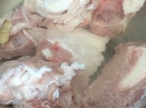 汤锅里加入适量的水，适量料酒和姜片，在把大骨放入焯水，去除血水