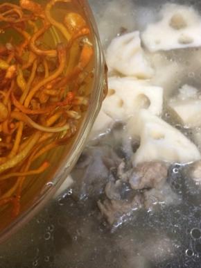 在将虫草花连水一起倒入锅中