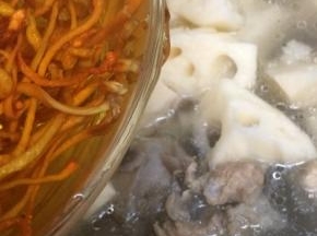 在将虫草花连水一起倒入锅中