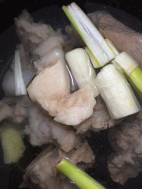 锅里倒入适量的，把大骨、大蒜、姜放入锅中煮