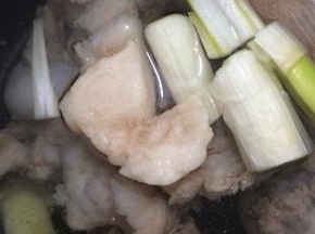 锅里倒入适量的，把大骨、大蒜、姜放入锅中煮
