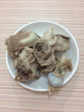 焯好的大骨捞出，用温水冲洗一下