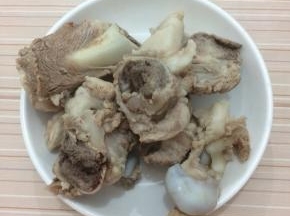 焯好的大骨捞出，用温水冲洗一下