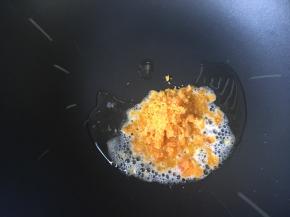 锅里热油下蛋黄炒香