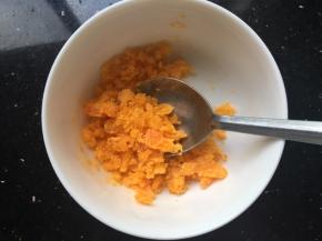 咸蛋黄提前蒸熟捣碎