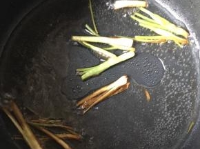 葱白用油炸香