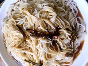 然后倒入面条里