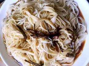 然后倒入面条里