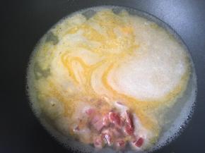 加入火锅，熬一会，因为火腿很咸，得把咸味熬出来