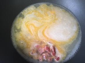 加入火锅，熬一会，因为火腿很咸，得把咸味熬出来