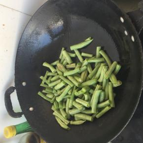 3. 锅内放油 油热放入豆角
