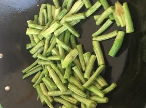 4. 豆角炒到变色