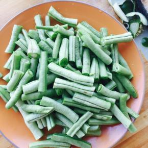 豆角切小段