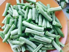 豆角切小段