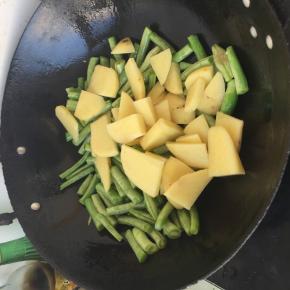 5. 加入土豆 翻炒几下到土豆变色