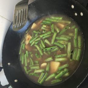 8.豆角焖面的做法图解88. 加入水 炖5-6分钟 要没过豆角和土豆