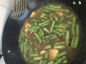 8.豆角焖面的做法图解88. 加入水 炖5-6分钟 要没过豆角和土豆