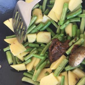 6. 加入大酱 我这个酱是自己家做的 超级好吃