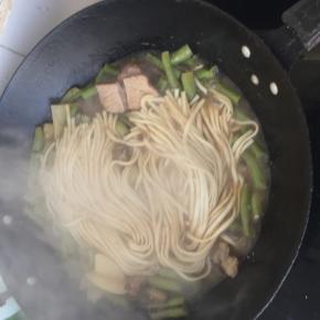 10. 打开盖子看看面条熟了没有 没熟可以在焖一会