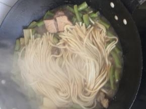 10. 打开盖子看看面条熟了没有 没熟可以在焖一会