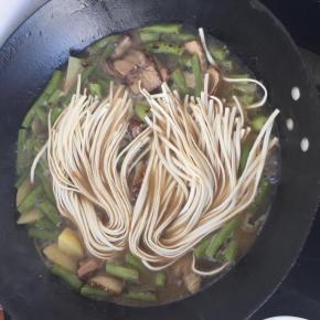 9. 豆角和土豆已经快要熟了 加入面条 这个时候水要能和面条持平 盖上盖子 小火炖8分钟左右