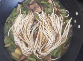 9. 豆角和土豆已经快要熟了 加入面条 这个时候水要能和面条持平 盖上盖子 小火炖8分钟左右