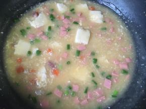 出锅前加水淀粉让汤汁浓稠，撒葱花，加鸡精提味即可