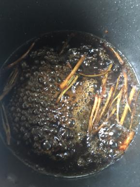 倒入炸香的葱油里，烧开就可以关火了