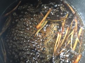 倒入炸香的葱油里，烧开就可以关火了