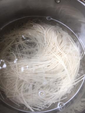 挂面下锅煮好