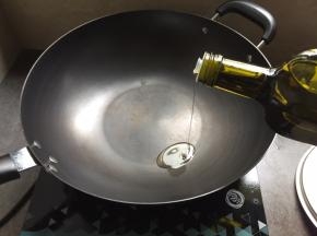 热锅，放入橄榄油；