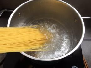 烧开后，放入意大利面；