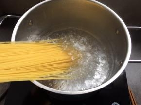 烧开后，放入意大利面；