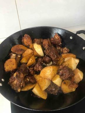 加入萝卜翻炒片刻