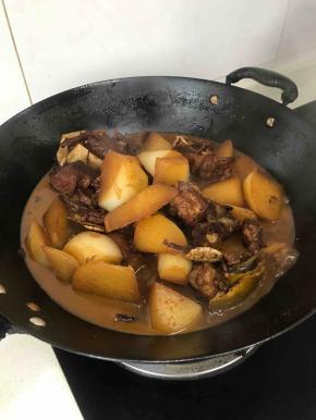 待汤汁还剩一点点时将羊排盛入酒精煲里