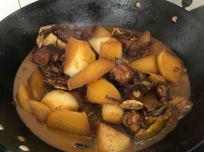 待汤汁还剩一点点时将羊排盛入酒精煲里