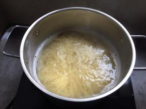 意大利面，煮至断生；