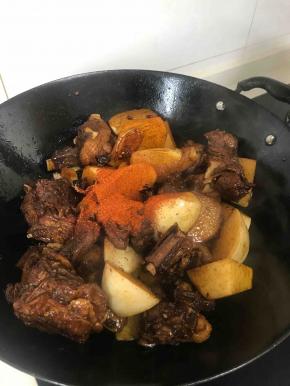 加入辣椒粉，辣椒粉必须有，否则口感大不同