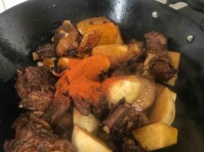 加入辣椒粉，辣椒粉必须有，否则口感大不同