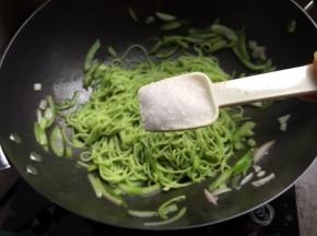 调入一勺的盐；