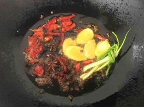 热锅冷油将大料放进去炸香