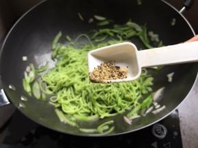 还有黑胡椒碎；