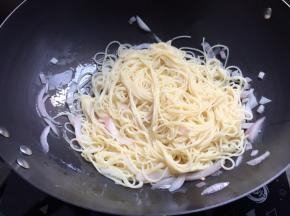 再放入意大利面，搅拌；