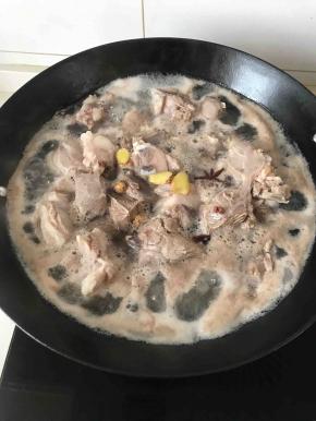 羊排加生、花椒、八角和水煮开，去血沫