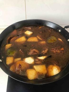 加水没过羊排，大火烧开，中小火炖50分钟左右