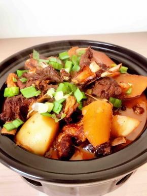 点燃酒精煲，羊排盖上盖子再次烧开，撒上大蒜叶子即可一家人围绕着餐桌慢慢享用这热气腾腾的羊排萝卜小火锅