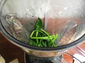 菠菜，沥水；放入破壁机中；选择榨汁功能；