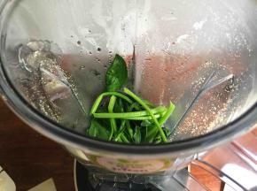 菠菜，沥水；放入破壁机中；选择榨汁功能；