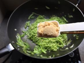 再一勺的花生碎；搅拌，出锅；